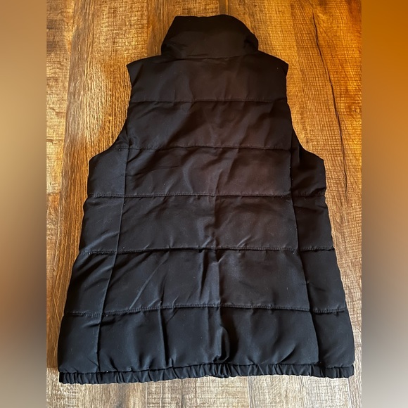 Old Navy quilted puffer vest with pockets. Women’s size Medium - Picture 4 of 7